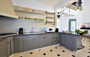 Fridge, microwave, stovetop, dishwasher