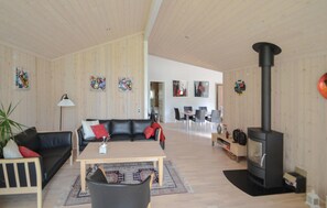 TV, fireplace, stereo - Amazing home in Grenaa with WiFi (Grenaa)