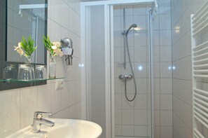 Regadera y secadora de cabello 