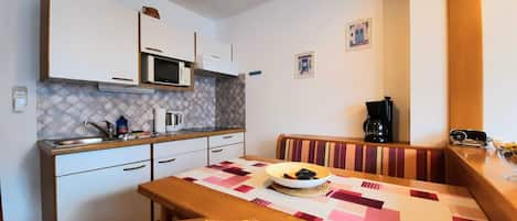 Réfrigérateur, four à micro-ondes, chaise haute