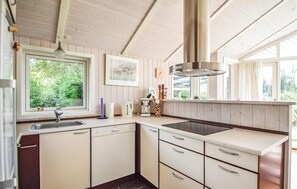 Fridge, stovetop, dishwasher, coffee/tea maker - 2 bedroom nice home in Silkeborg (Silkeborg)