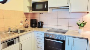 Kühlschrank, Mikrowelle, Ofen, Geschirrspüler