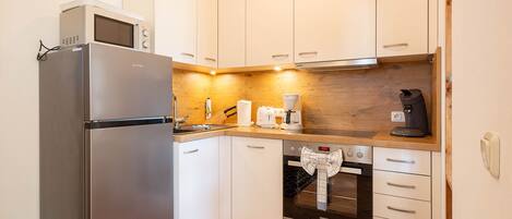 Réfrigérateur, four à micro-ondes, un four, lave-vaisselle