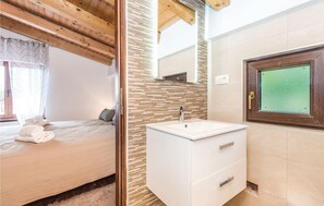 6 bedrooms, travel crib, free WiFi, bed sheets