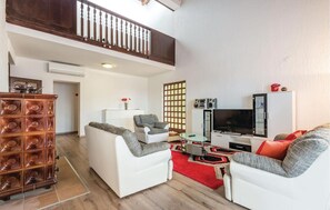 Fernseher, DVD-Player, Tischfußball, Tischtennisplatte