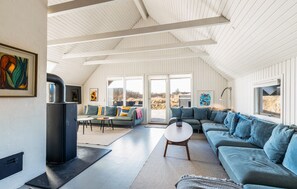TV, fireplace, stereo - Beach front home in Blåvand with sauna (Blåvand)