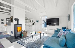Televisión, chimenea y estéreo 