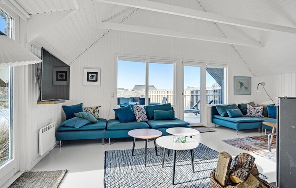 Fernseher, Kamin, Stereoanlage