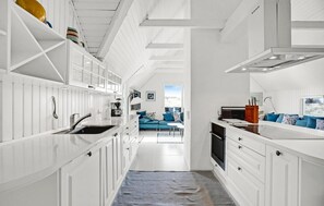 Fridge, stovetop, dishwasher, coffee/tea maker - Cozy home in Blåvand with kitchen (Blåvand)