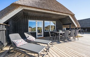 Outdoor dining - Beach front home in Blåvand with sauna (Blåvand)