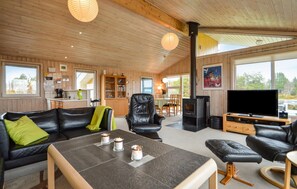 Een televisie, een open haard en een dvd-speler