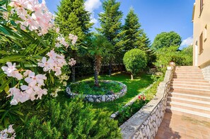 Property grounds - Holiday apartment in a quiet location with sea view (Dramalj)