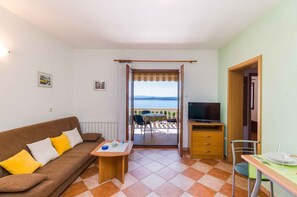 TV - Holiday apartment in a quiet location with sea view (Dramalj)