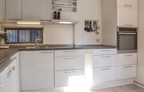 Køleskab, kogeplade, opvaskemaskine, kaffe-/temaskine