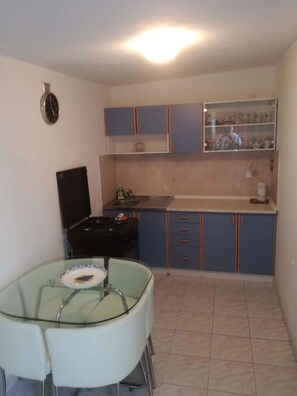 Fridge, oven, stovetop, coffee/tea maker