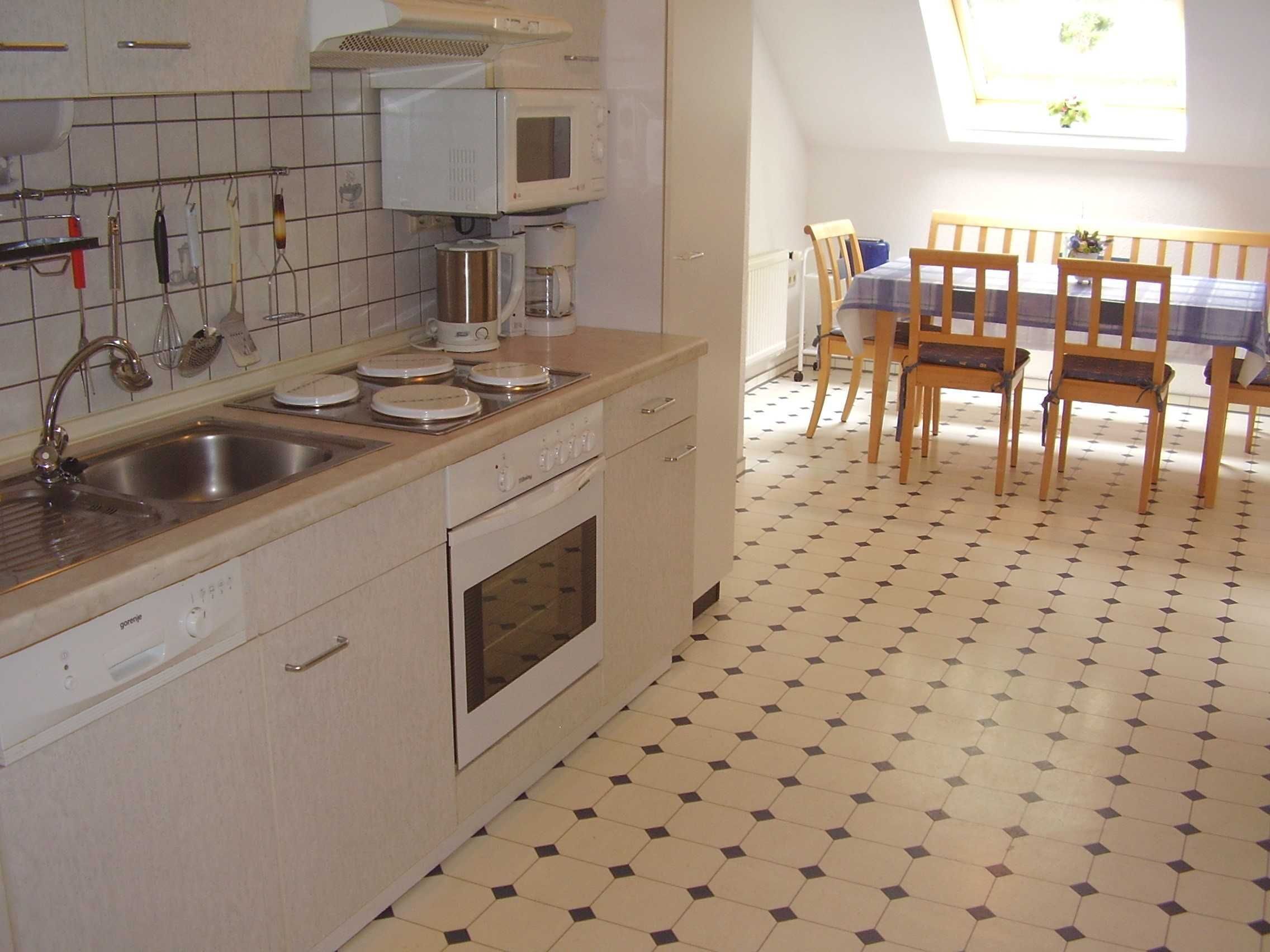 Kühlschrank, Mikrowelle, Ofen, Geschirrspüler