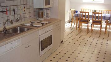 Kühlschrank, Mikrowelle, Ofen, Geschirrspüler