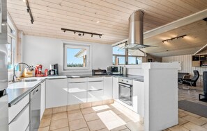 Fridge, stovetop, dishwasher, coffee/tea maker - Cozy home in Tarm with WiFi (Tarm)