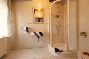 Douche, séchoir à cheveux, serviettes fournies, savon