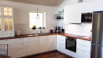 Køleskab, kogeplade, opvaskemaskine, kaffe-/temaskine