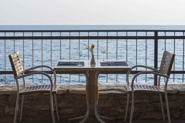 Outdoor dining - Holiday apartment with pool (Savudrija)