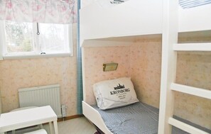 A bunk bed room with a window, a radiator, and a small table. - Cozy home in Dingle with WiFi (Dingle)