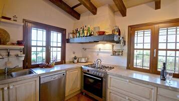 Een koelkast, een magnetron, een oven, een vaatwasser