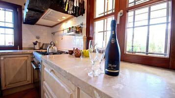 Een koelkast, een magnetron, een oven, een vaatwasser