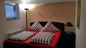 2 slaapkamers, een kluis op de kamer, reisbedje