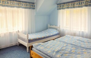4 bedrooms, travel crib, WiFi - 4 bedroom amazing home in Dziemiany (Dziemiany)