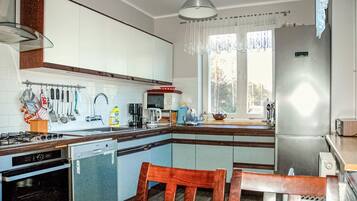 Frigorifero, piano cottura, lavastoviglie, macchina per tè/caffè