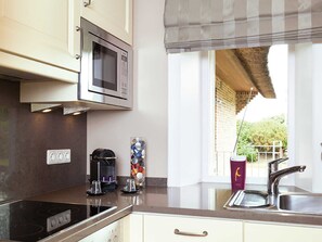 Kühlschrank, Ofen, Geschirrspüler, Wasserkocher mit Kaffee-/Teezubehör