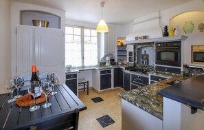 Réfrigérateur, plaque de cuisson, lave-vaisselle, cafetière/bouilloire