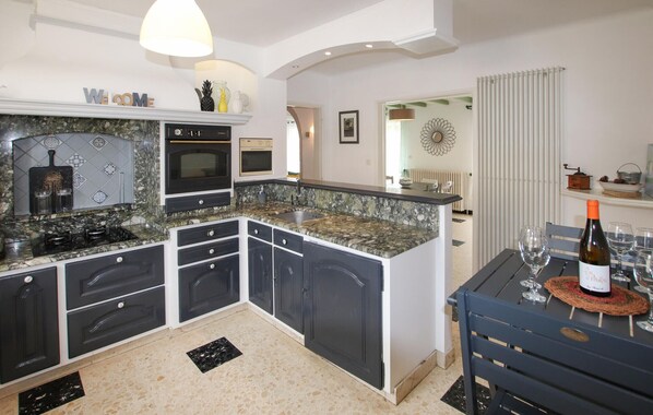 Réfrigérateur, plaque de cuisson, lave-vaisselle, cafetière/bouilloire