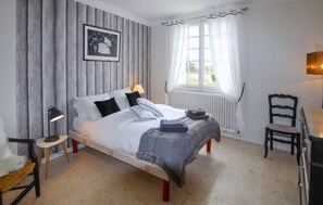 4 bedrooms, travel crib, free WiFi - Awesome home in Tulette with WiFi (Tulette)