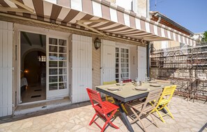 Outdoor dining - Awesome home in Tulette with WiFi (Tulette)