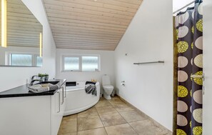 Shower - Beautiful home in Herning with kitchen (Herning)