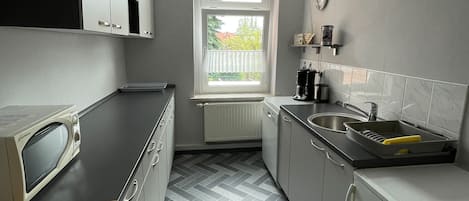 Frigorifero, microonde, forno, lavastoviglie