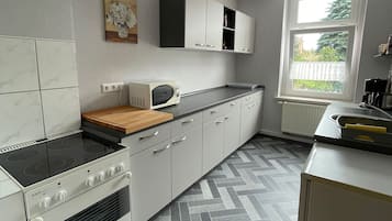 Een koelkast, een magnetron, een oven, een vaatwasser