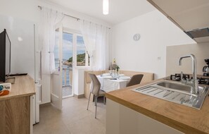 Fridge, stovetop, dishwasher, coffee/tea maker - Cozy home in Starigrad (Starigrad)