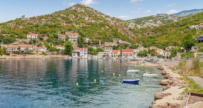 Cozy home in Starigrad