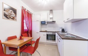KĂŒhlschrank, Mikrowelle, Herdplatte, Wasserkocher mit Kaffee-/Teezubehör