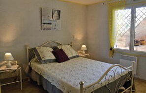 2 bedrooms, travel cot, free WiFi, bed sheets