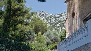 A mountain landscape with a building featuring a balcony with balusters. - Nice apartment in La Valette du Var (La Valette du Var)
