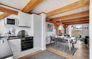 Fridge, microwave, stovetop, dishwasher - Cozy home in Blåvand with WiFi (Blåvand)