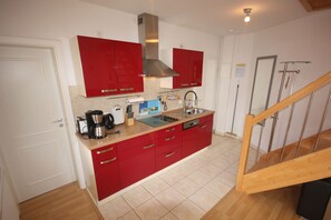 Frigorifero, microonde, lavastoviglie, seggiolone