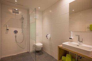 Douche, séchoir à cheveux, serviettes fournies