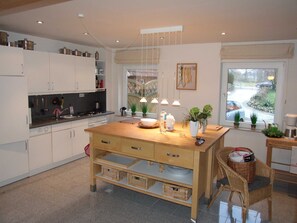 Fridge, microwave, oven, dishwasher - RED Holiday home on the Kiel Canal - Holiday home on the Kiel Canal (Sehestedt)