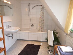 Een douche, een haardroger, handdoeken