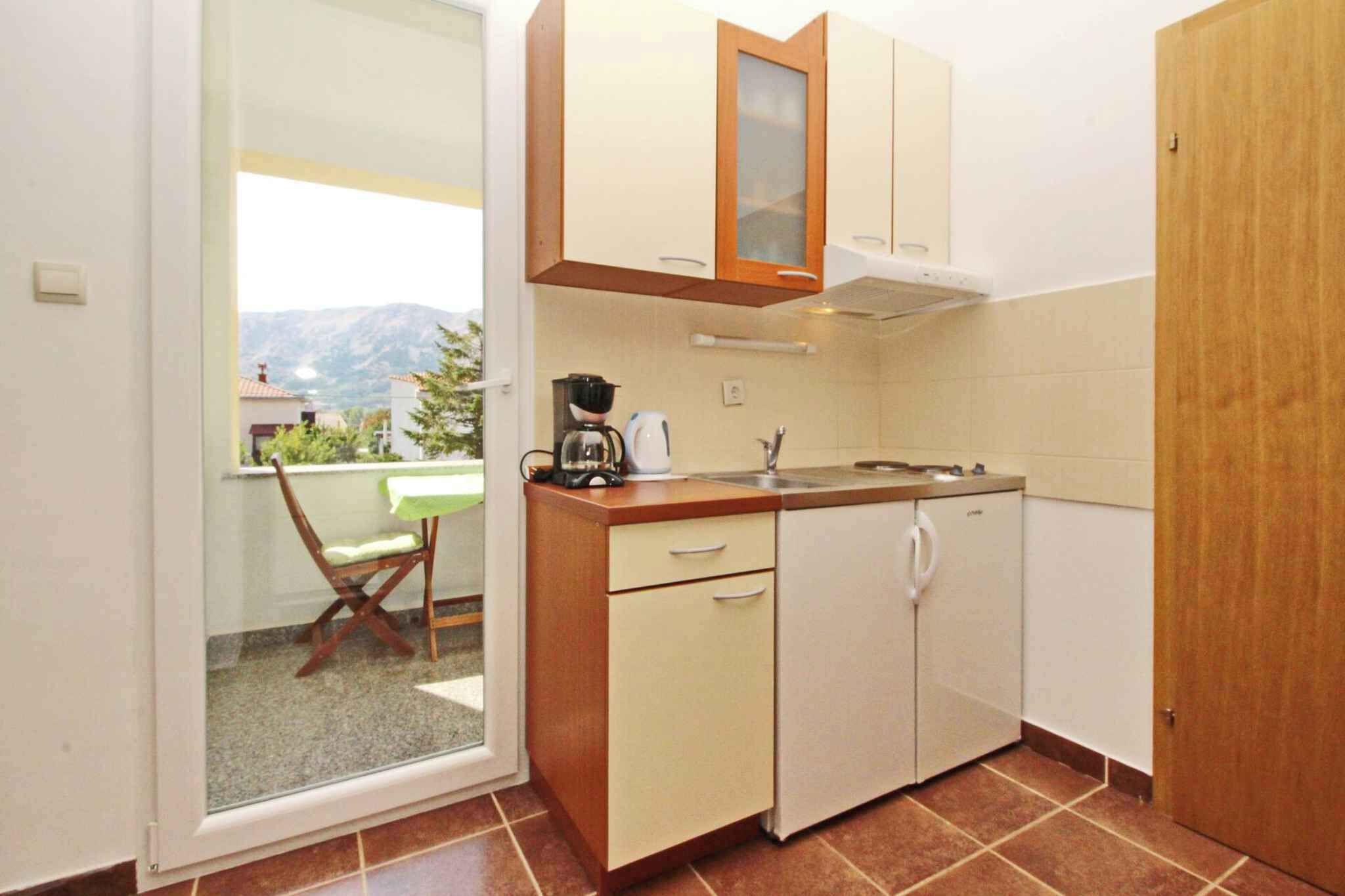 Refrigerador, parrilla de estufa y cafetera y tetera 